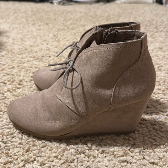 Universal Threads - size 9, women’s tan wedges - Picture 2 of 6
